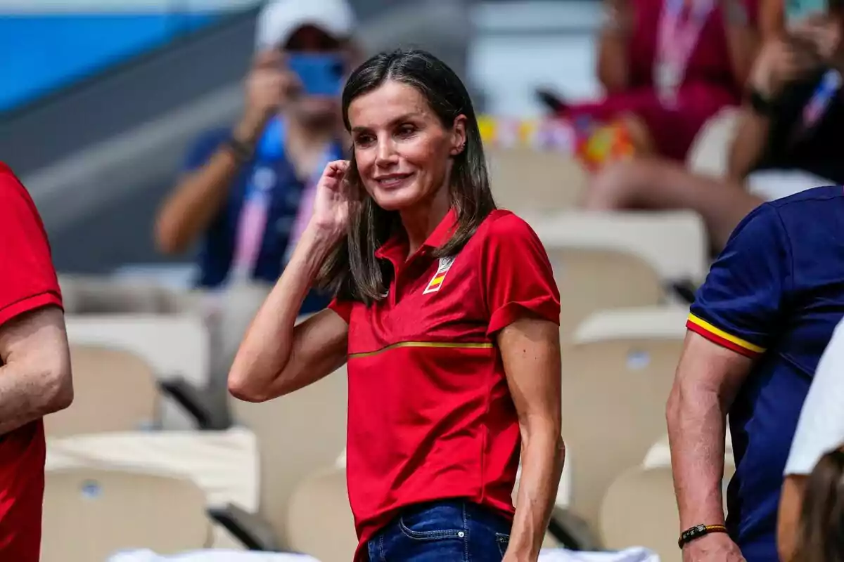 Letizia amb samarreta vermella i texans en un esdeveniment esportiu. Letizia amb samarreta vermella i texans en un esdeveniment esportiu.