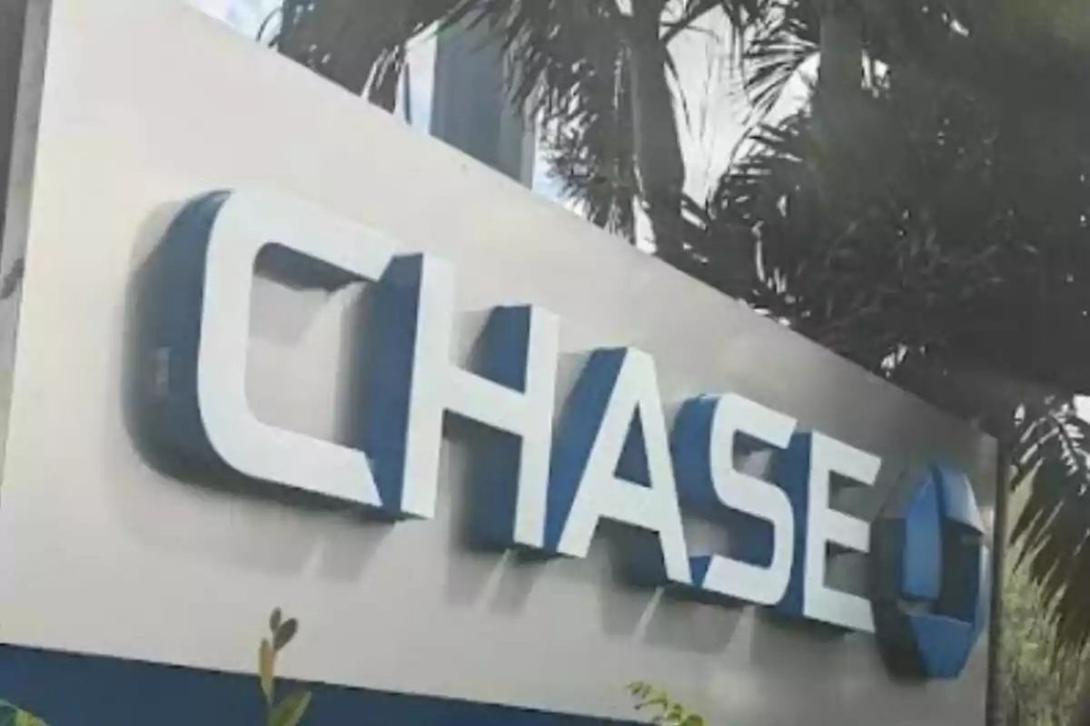 Un letrero de un banco con el nombre Un letrero de un banco con el nombre