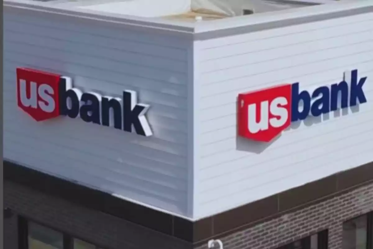 Building with the US Bank logo on the facade. Building with the US Bank logo on the facade.