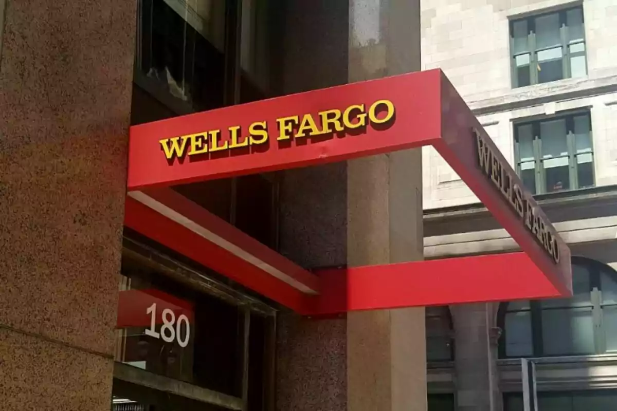 Un letrero rojo de Wells Fargo en la entrada de un edificio. Un letrero rojo de Wells Fargo en la entrada de un edificio.