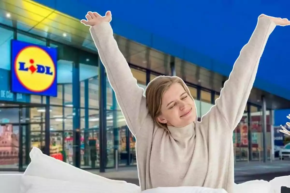 Una persona amb els braços estesos i expressió de satisfacció davant d'una botiga Lidl.