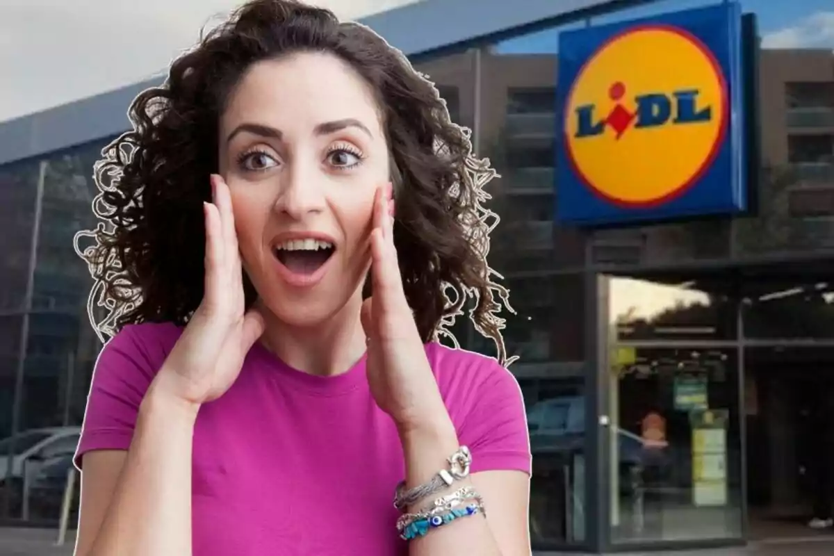 Dona sorpresa davant d'una botiga Lidl.