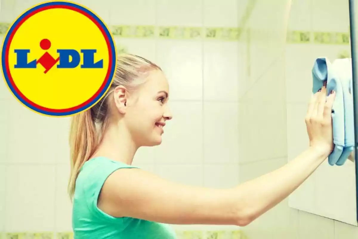 Dona netejant un mirall amb un drap blau i el logo de Lidl a la part superior esquerra.