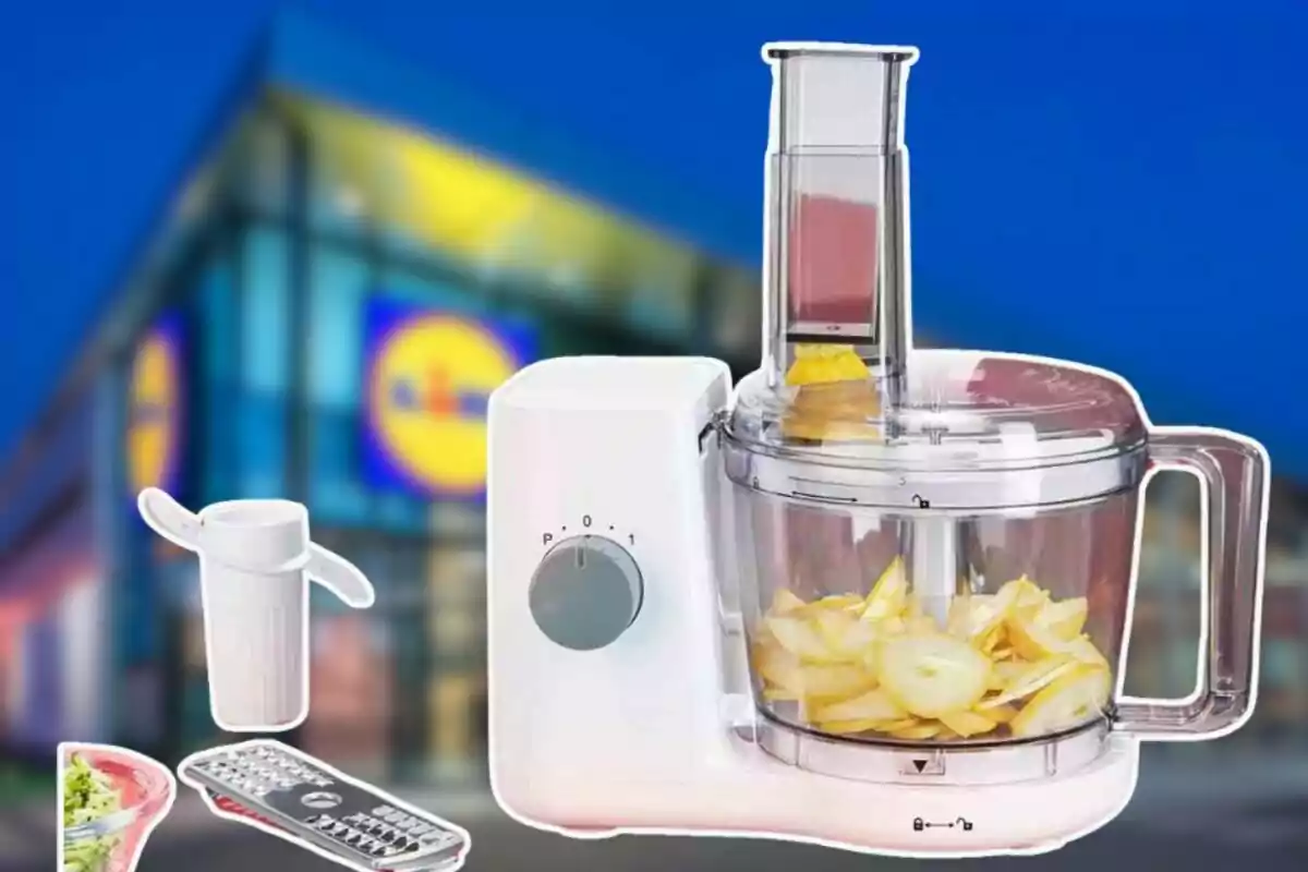 Processador d'aliments blanc amb rodanxes de poma a l'interior, acompanyat d'accessoris, amb un fons que mostra un edifici amb un logotip borrós. Processador d'aliments blanc amb rodanxes de poma a l'interior, acompanyat d'accessoris, amb un fons que mostra un edifici amb un logotip borrós.