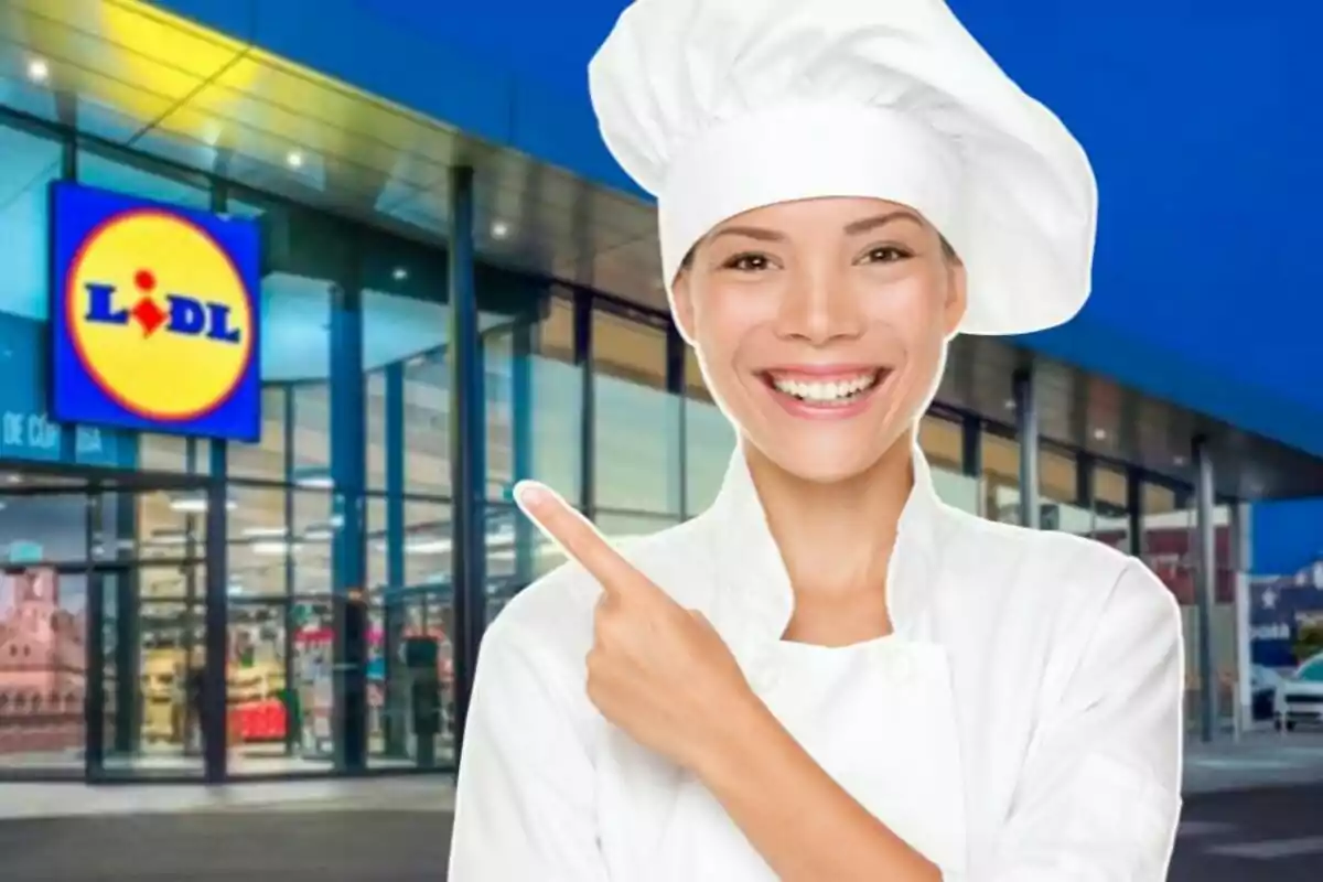 Una xef somrient amb uniforme blanc assenyala cap a un supermercat Lidl.