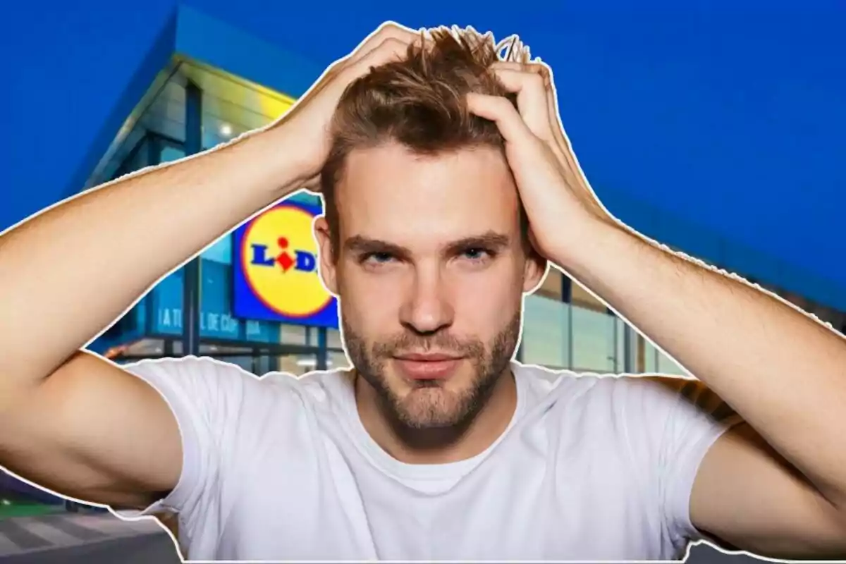 Un home amb samarreta blanca es toca el cap davant d'un supermercat Lidl.