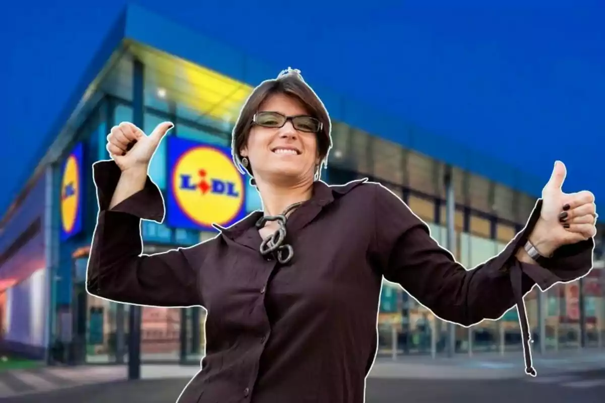 Dona somrient amb polzes cap amunt davant d'una botiga Lidl.