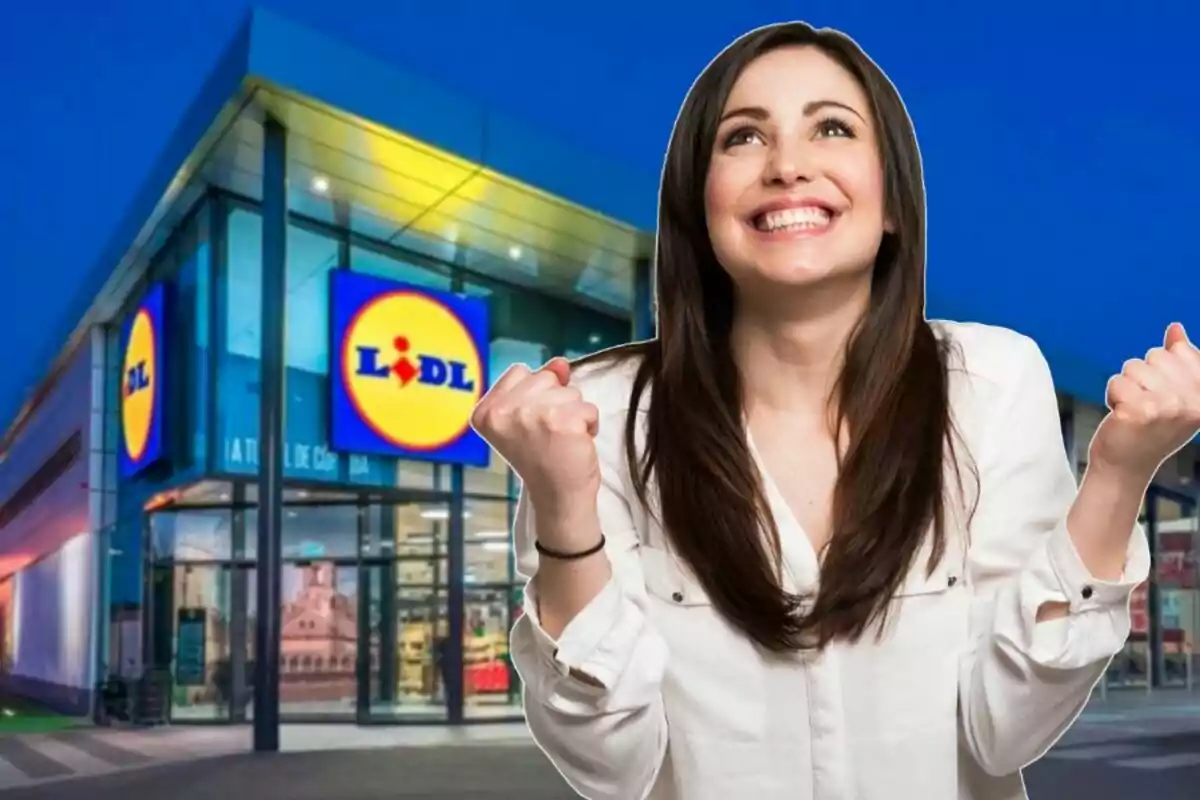 Una dona somrient amb els punys alçats davant d'una botiga de Lidl.