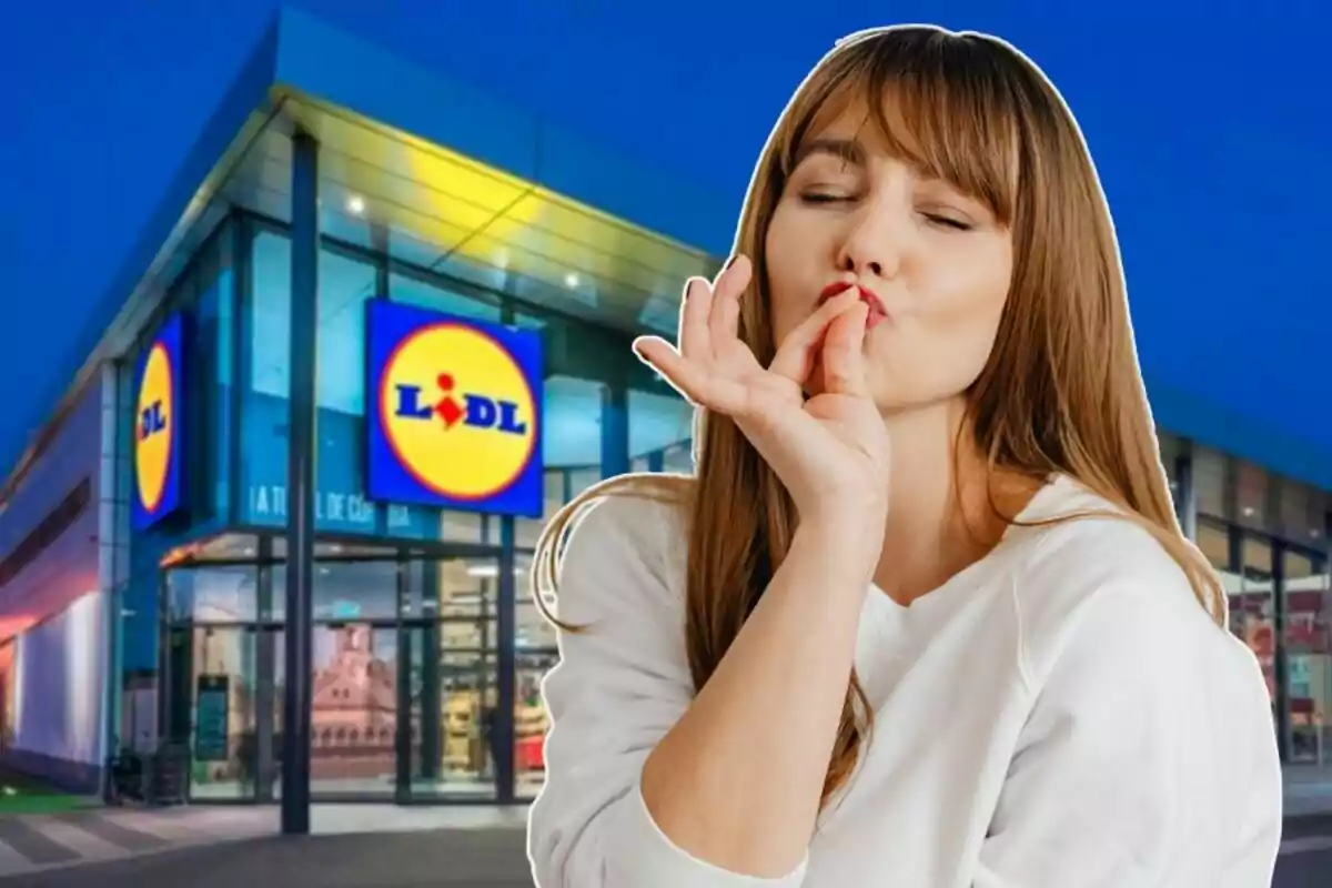 Dona fent un gest de satisfacció davant d'una botiga Lidl.