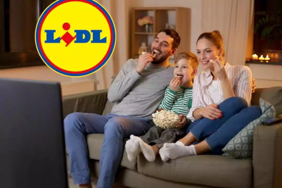 Una família asseguda en un sofà menjant crispetes mentre mira la televisió amb el logotip de Lidl a la cantonada superior esquerra.