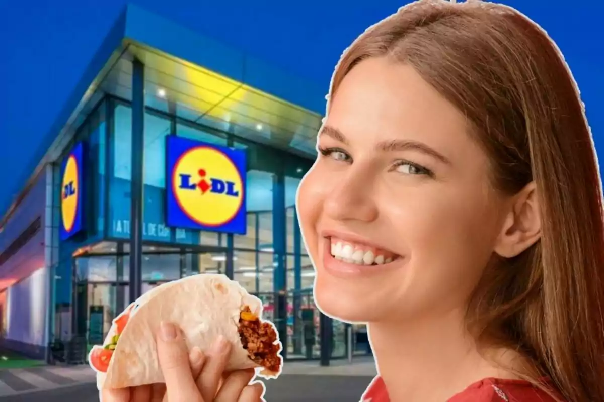 Una persona somrient sosté un taco davant d'una botiga de Lidl.