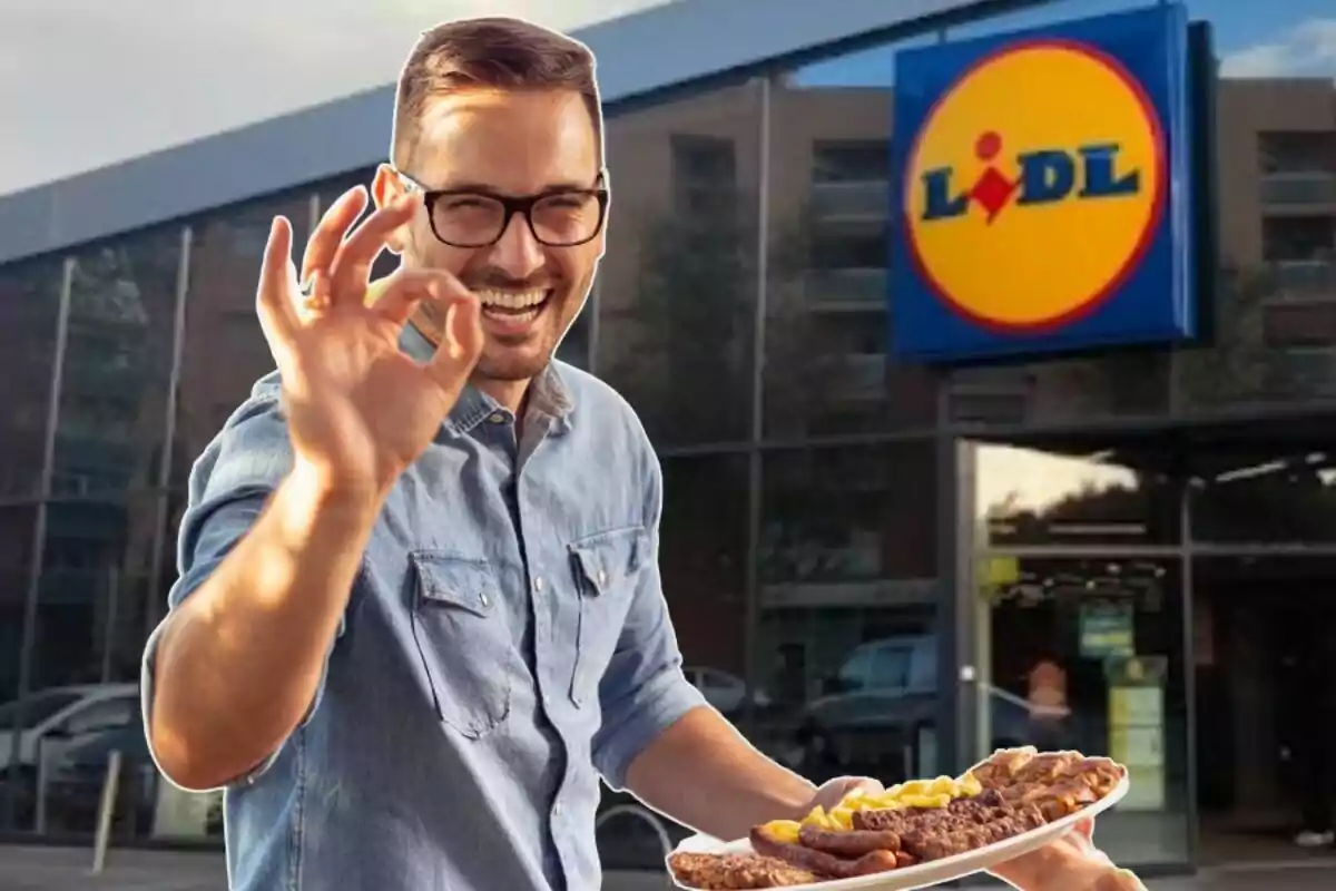 Home somrient amb ulleres fent un gest d'aprovació mentre sosté un plat de menjar davant d'una botiga Lidl.