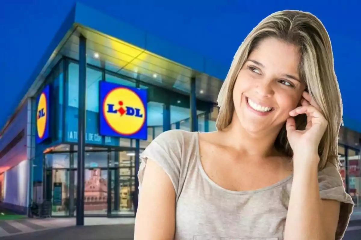 Una dona somrient davant d'una botiga de Lidl.