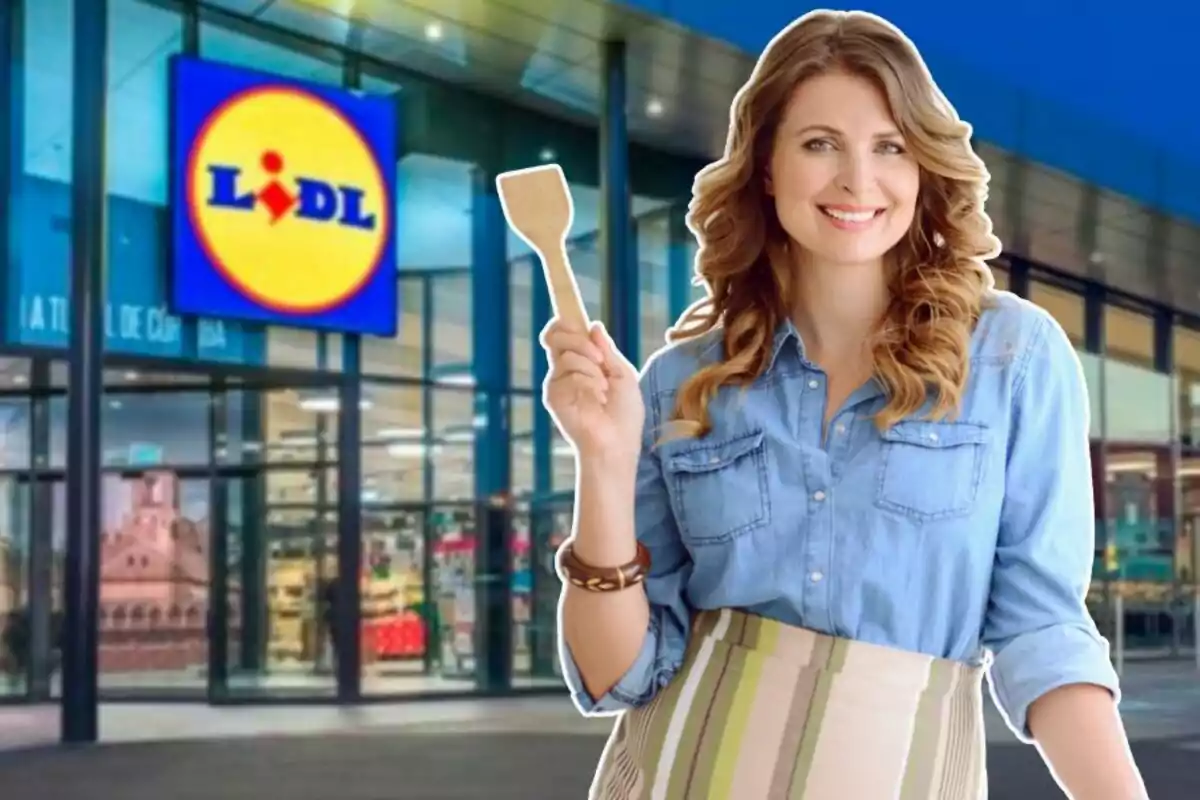 Una dona somrient sosté una espàtula davant d'una botiga Lidl.