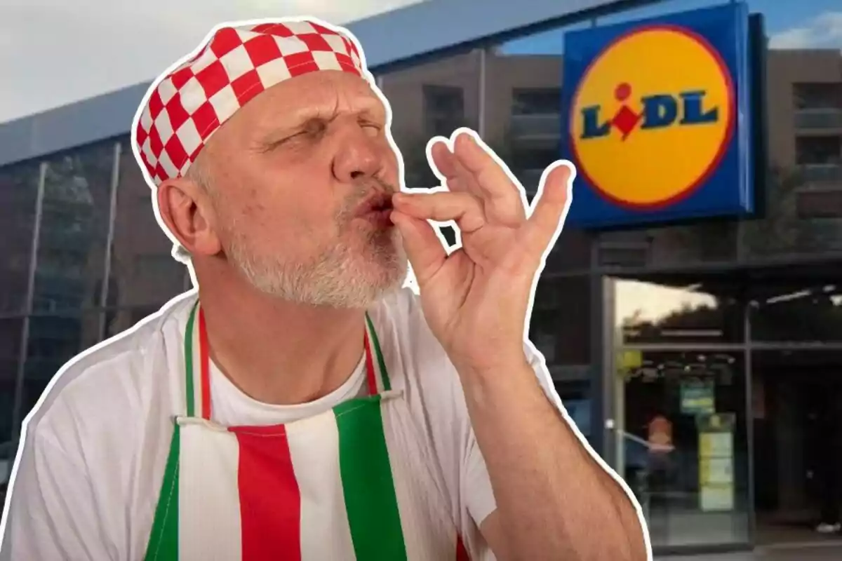 Un home amb davantal i gorra de cuiner fa un gest de satisfacció davant d'una botiga Lidl.