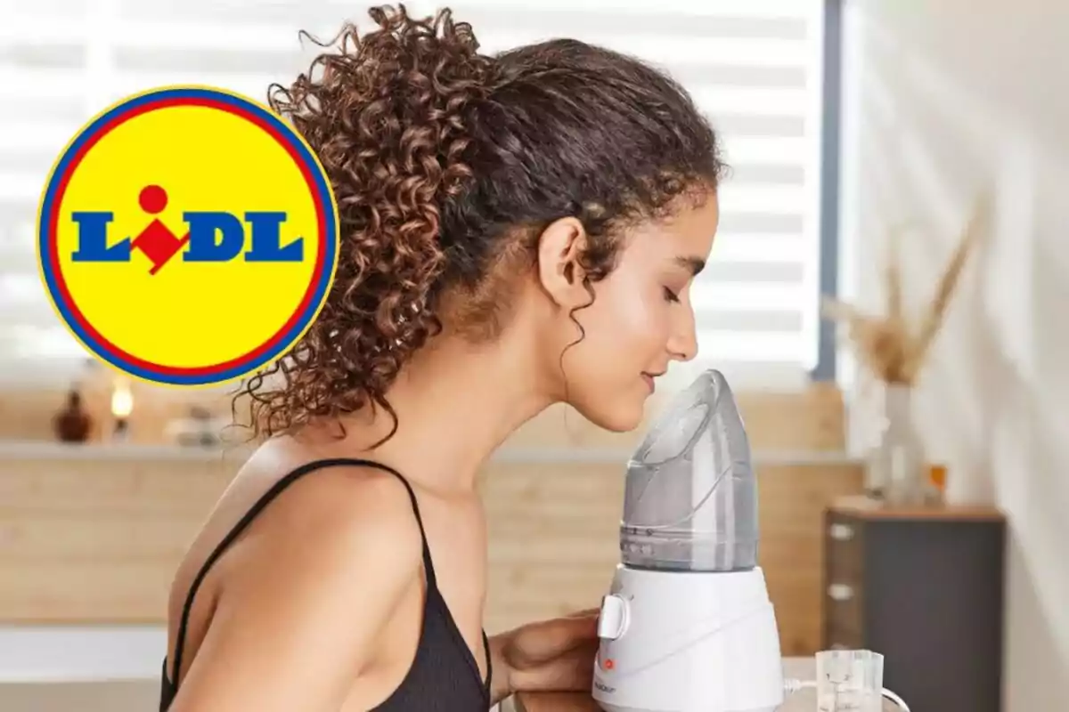 Dona usant un vaporitzador facial en un ambient interior amb el logotip de Lidl a la cantonada.