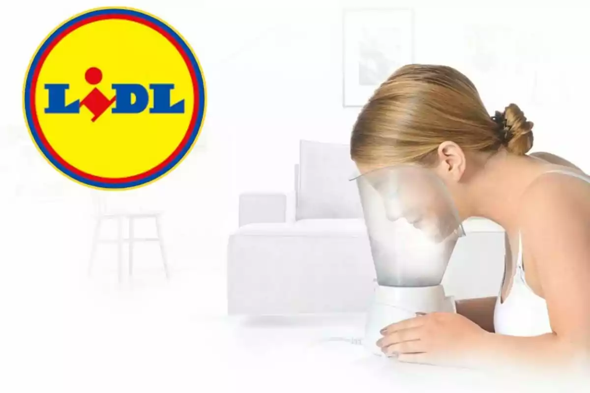 Dona utilitzant un vaporitzador facial amb el logotip de Lidl a la cantonada superior esquerra.