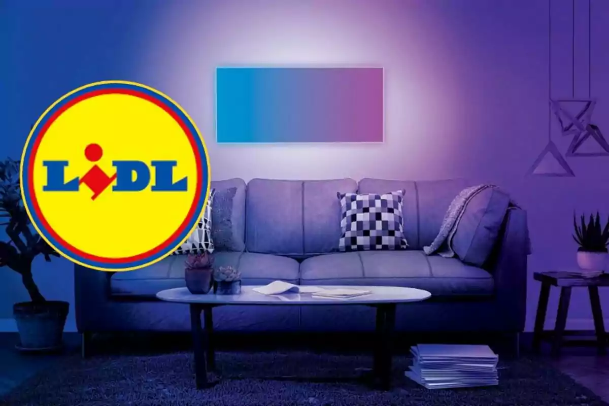 Sala d'estar amb il·luminació blava i logotip de Lidl en primer pla.