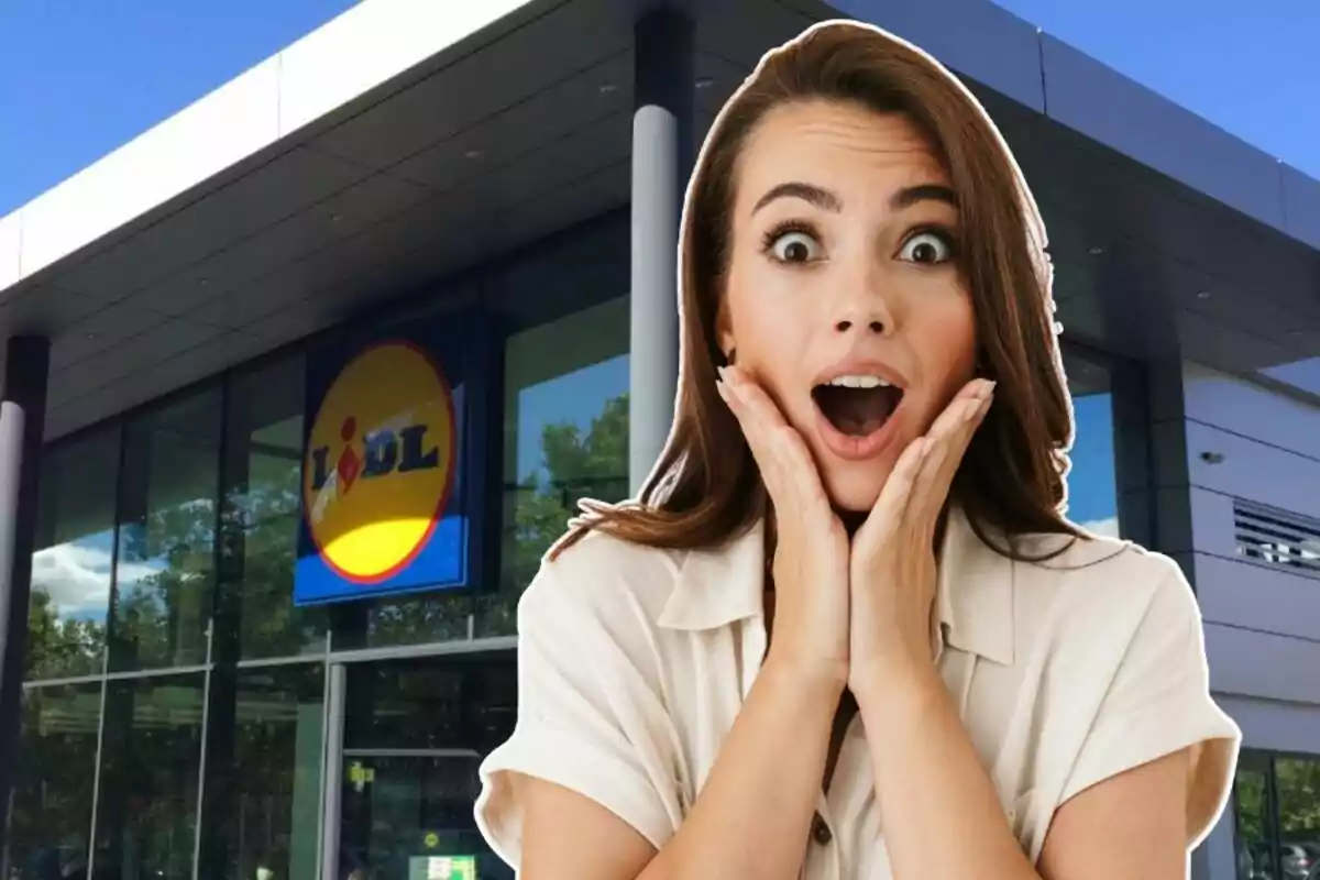 Dona sorpresa davant l'entrada d'un supermercat Lidl.