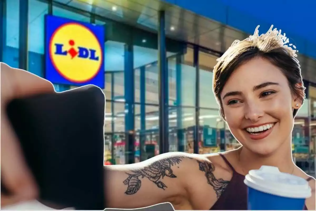 Una persona somrient mentre es fa una selfie davant d'una botiga Lidl, sostenint un got blau.