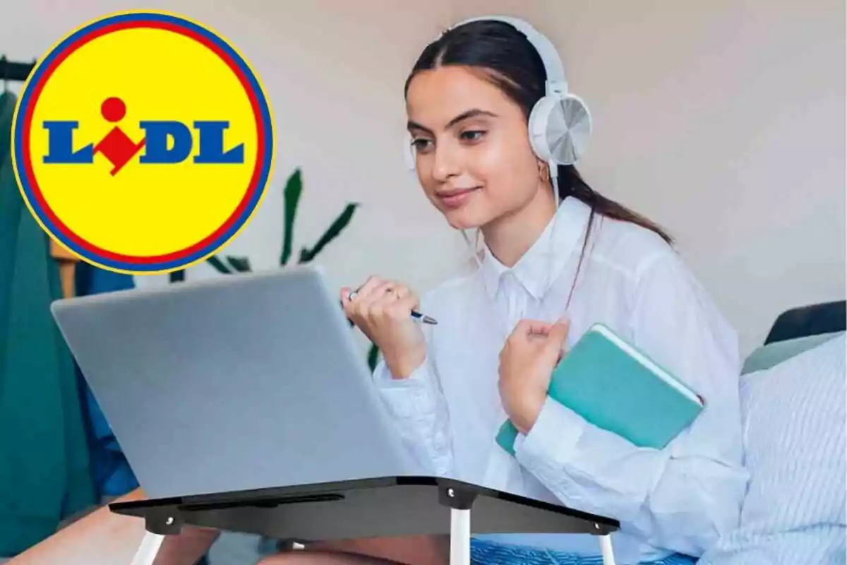 Una persona amb auriculars utilitzant un ordinador portàtil en una taula petita amb el logotip de Lidl a la cantonada.