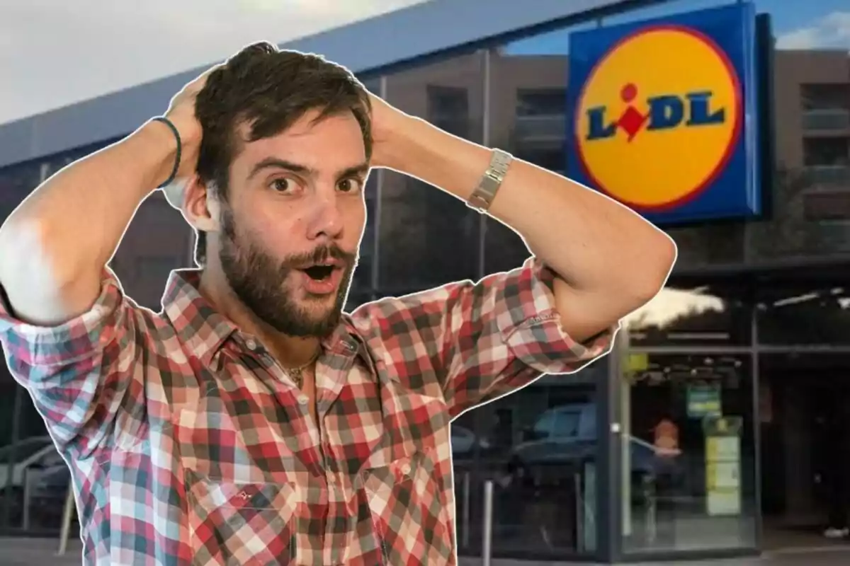 Un home amb expressió de sorpresa davant d'una botiga de Lidl.