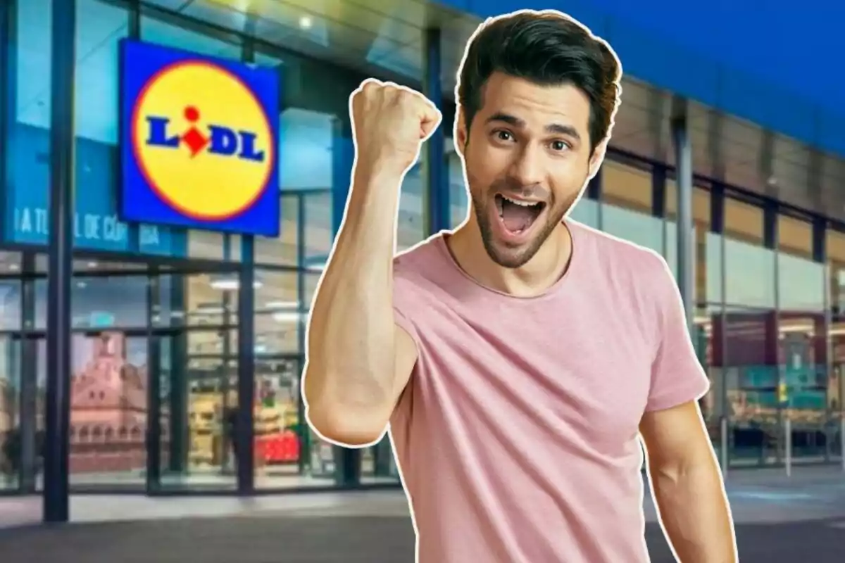 Un home emocionat amb el puny alçat davant d'una botiga Lidl.