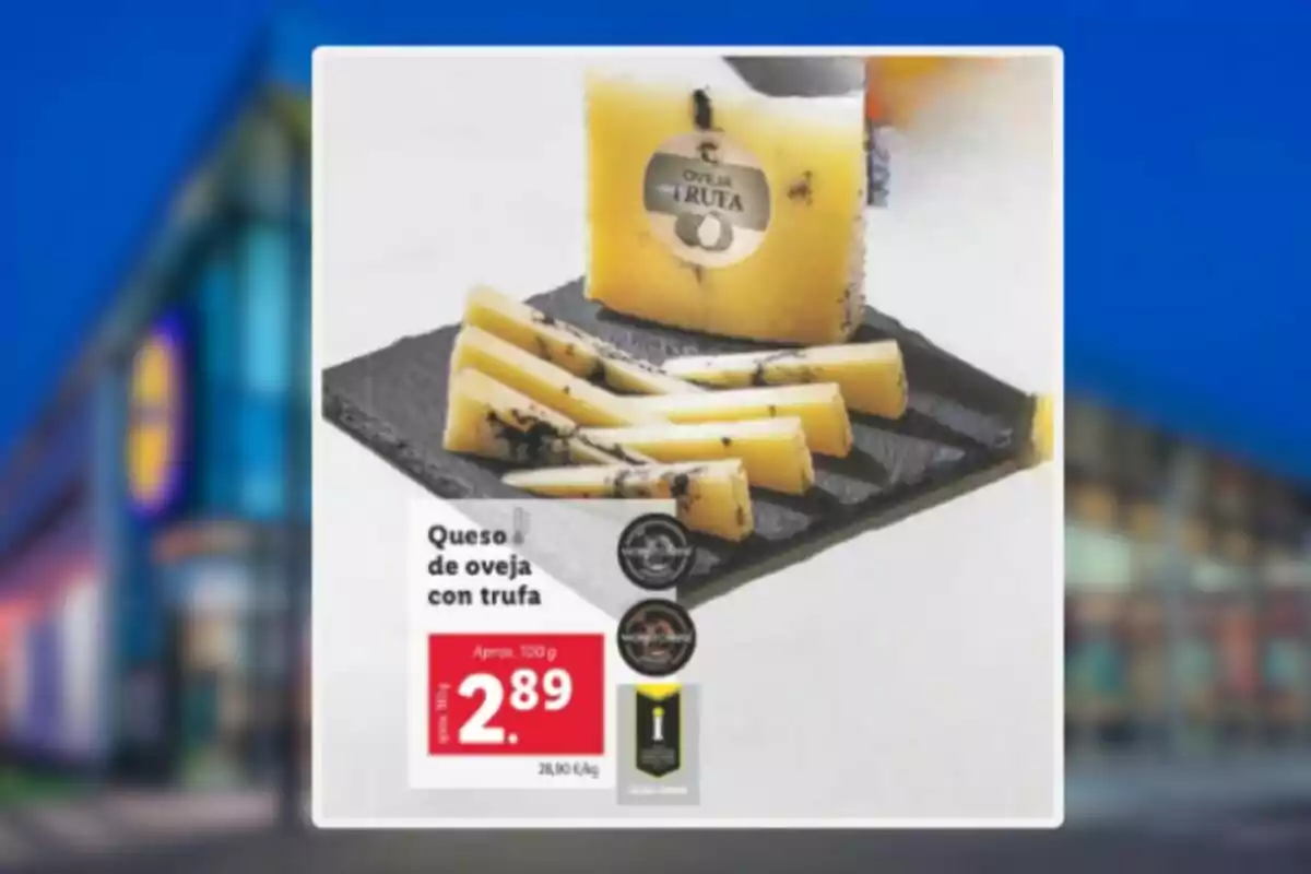 Imatge d'un formatge d'ovella amb tòfona tallat en porcions sobre una safata negra, amb un preu de 2,89 euros per 100 grams. Imatge d'un formatge d'ovella amb tòfona tallat en porcions sobre una safata negra, amb un preu de 2,89 euros per 100 grams.