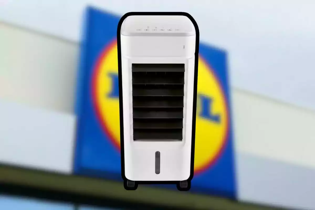 Un refrigerador d'aire portàtil blanc amb un fons desenfocat d'un cartell de supermercat. Un refrigerador d'aire portàtil blanc amb un fons desenfocat d'un cartell de supermercat.