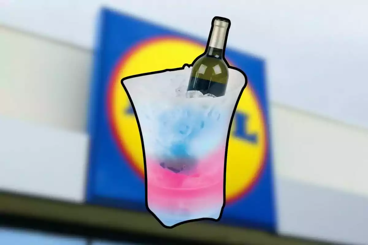 Una ampolla de vi en un cubell de gel amb un fons borros d'un logotip. Una ampolla de vi en un cubell de gel amb un fons borros d'un logotip.
