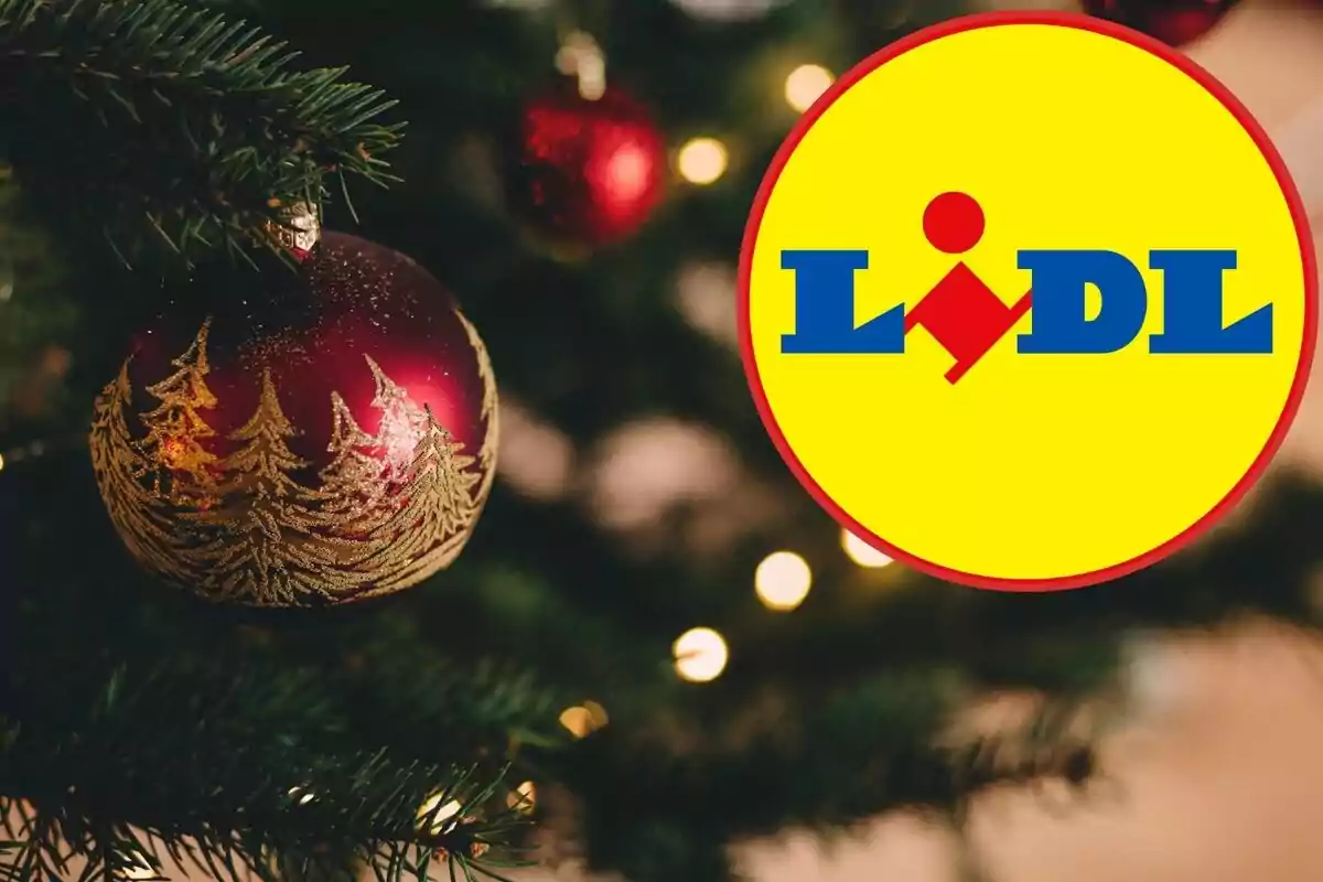 Adorn nadalenc vermell amb disseny d'arbres en un arbre de Nadal al costat del logotip de Lidl.