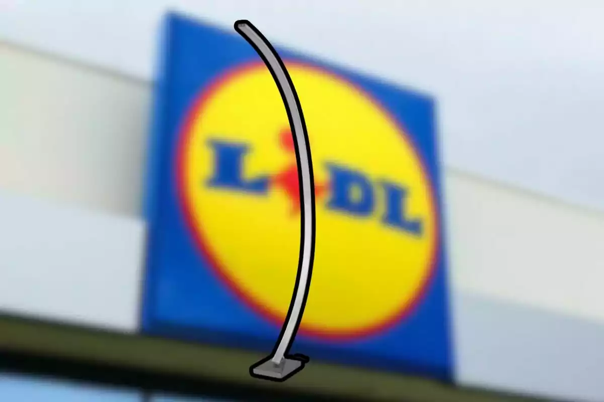 Un rètol borros d’una botiga Lidl amb un objecte corbat en primer pla Un rètol borros d’una botiga Lidl amb un objecte corbat en primer pla