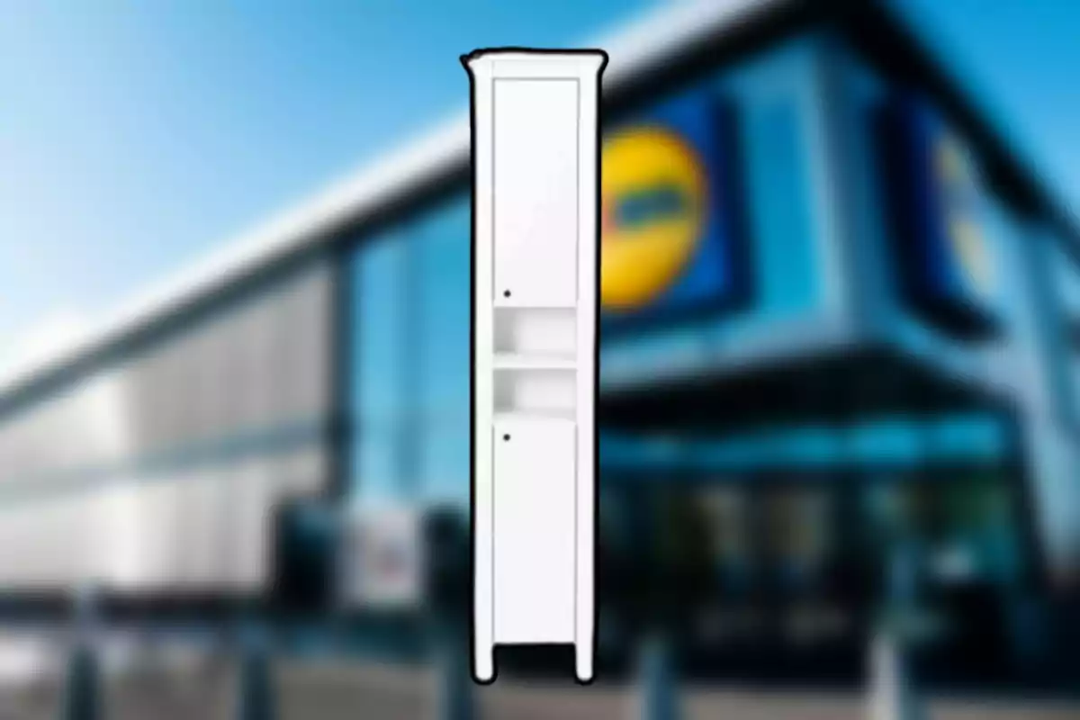 Moble blanc alt amb portes i prestatges davant d’una botiga amb façana de vidre desenfocada. Moble blanc alt amb portes i prestatges davant d’una botiga amb façana de vidre desenfocada.