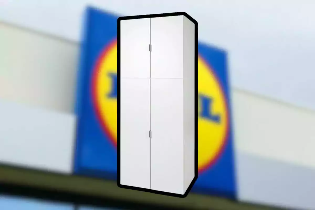 Armari blanc de quatre portes amb fons desenfocat d’una botiga Lidl Armari blanc de quatre portes amb fons desenfocat d’una botiga Lidl