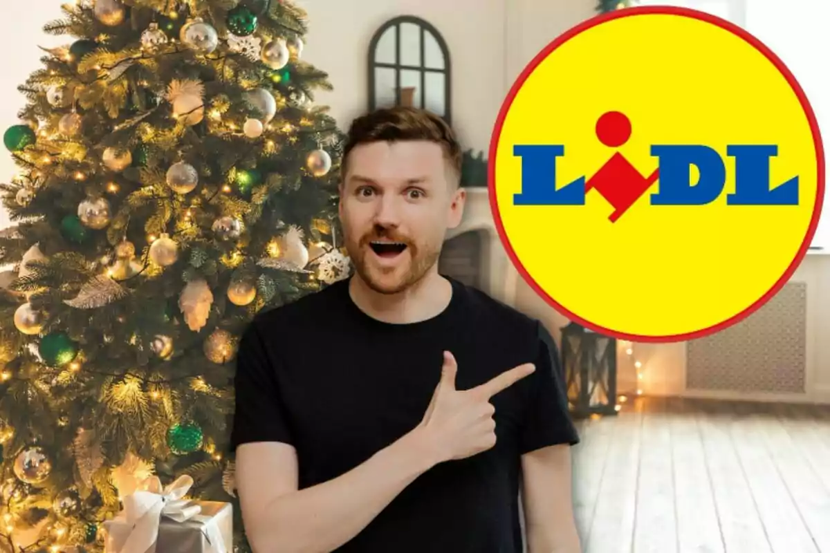 Un home somrient assenyala el logotip de Lidl al costat d'un arbre de Nadal decorat.