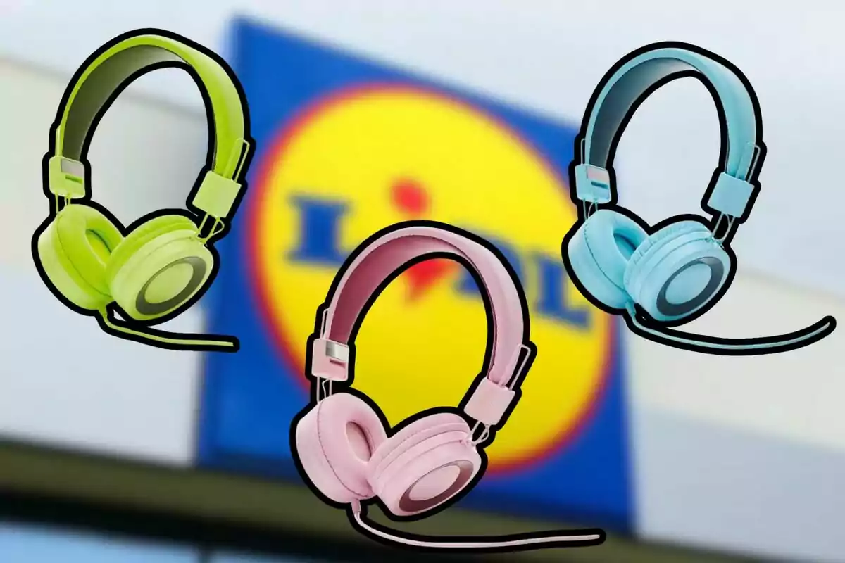 Tres auriculars de color verd, rosa i blau davant d’un cartell borros de la botiga Lidl