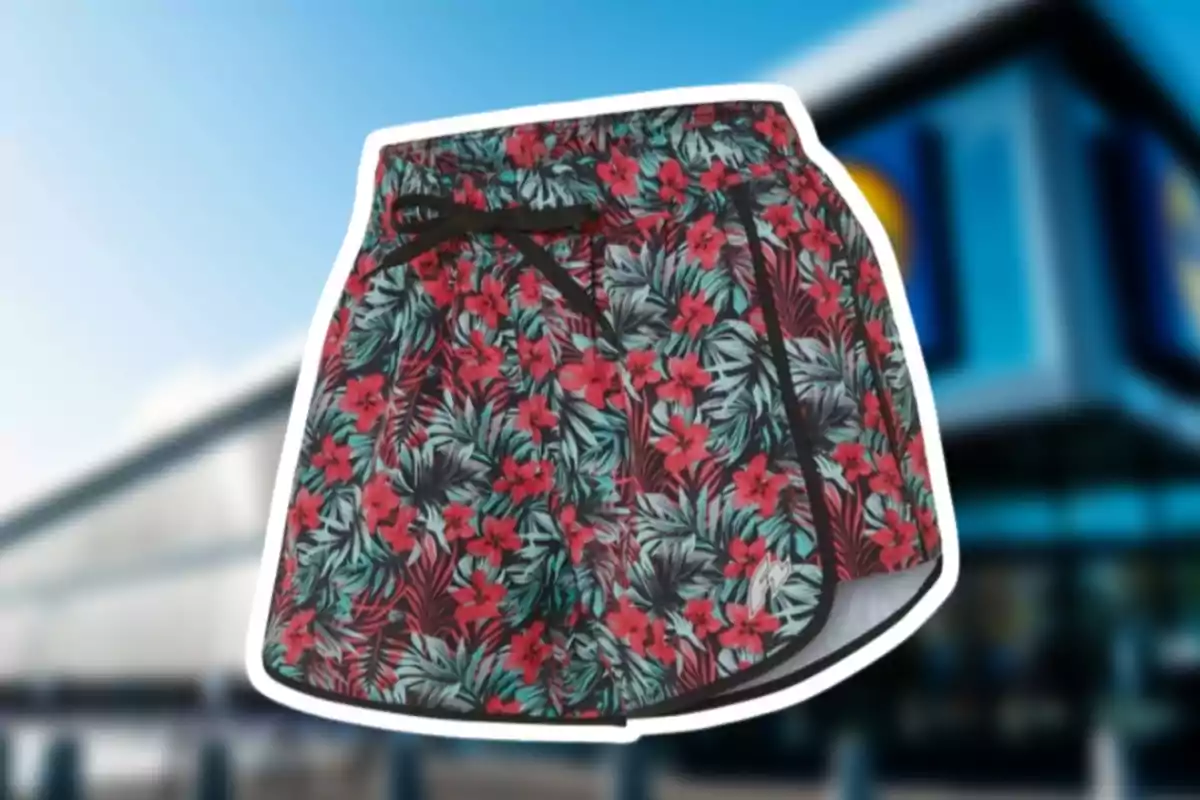 Short esportiu amb estampat floral en tons vermells i verds sobre un fons fosc