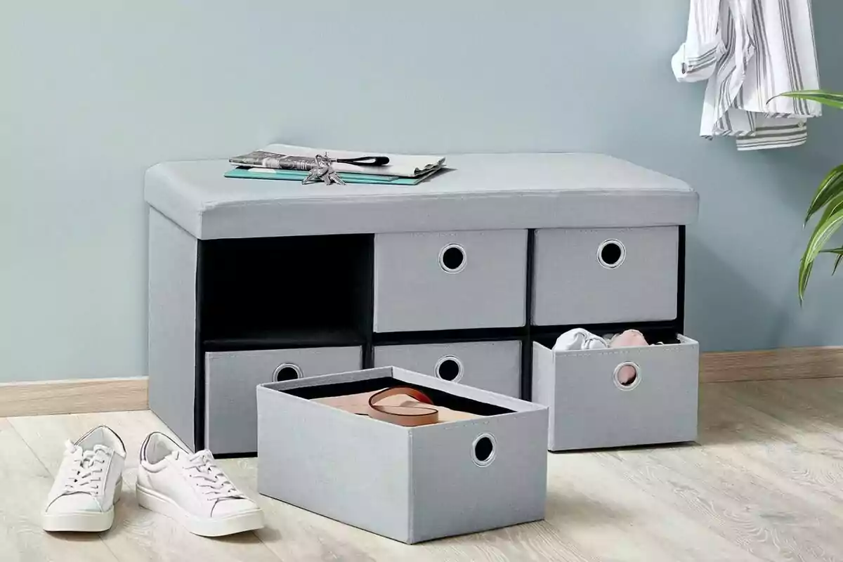 Banc d'emmagatzematge gris amb calaixos i sabates blanques a terra. Banc d'emmagatzematge gris amb calaixos i sabates blanques a terra.