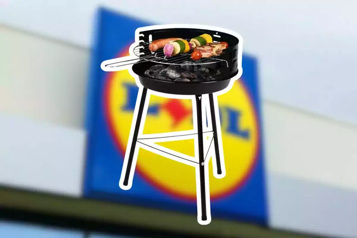 Graella de carbó amb aliments rostint-se davant d’un cartell borros d’una botiga Graella de carbó amb aliments rostint-se davant d’un cartell borros d’una botiga