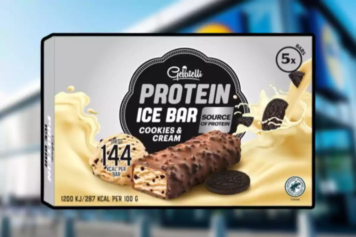 Caixa de barres de gelat de proteïna sabor cookies & cream de la marca Gelatelli, amb informació nutricional destacant 144 kcal per barra i 287 kcal per 100 g, amb imatges de galetes i crema en l'embalatge. Caixa de barres de gelat de proteïna sabor cookies & cream de la marca Gelatelli, amb informació nutricional destacant 144 kcal per barra i 287 kcal per 100 g, amb imatges de galetes i crema en l'embalatge.