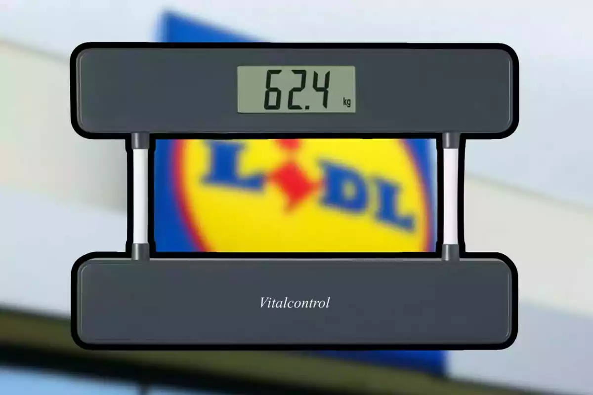 Una bàscula digital mostra un pes de 62,4 kg amb un fons desenfocat que sembla ser el logotip d'una botiga. Una bàscula digital mostra un pes de 62,4 kg amb un fons desenfocat que sembla ser el logotip d'una botiga.