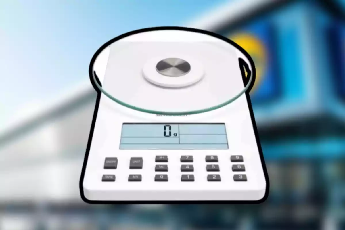 Una bàscula digital blanca amb pantalla i botons numèrics en un fons desenfocat. Una bàscula digital blanca amb pantalla i botons numèrics en un fons desenfocat.