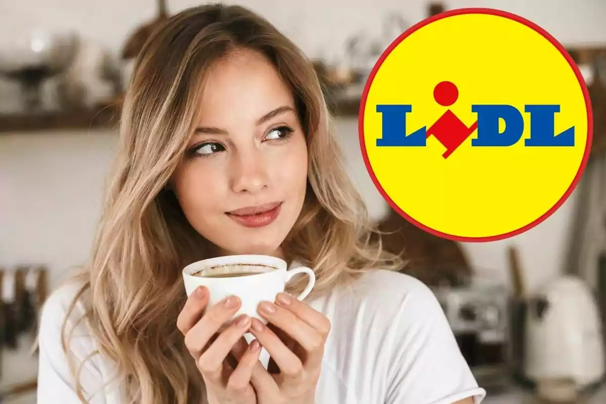 Dona sostenint una tassa de cafè amb el logotip de Lidl al costat.