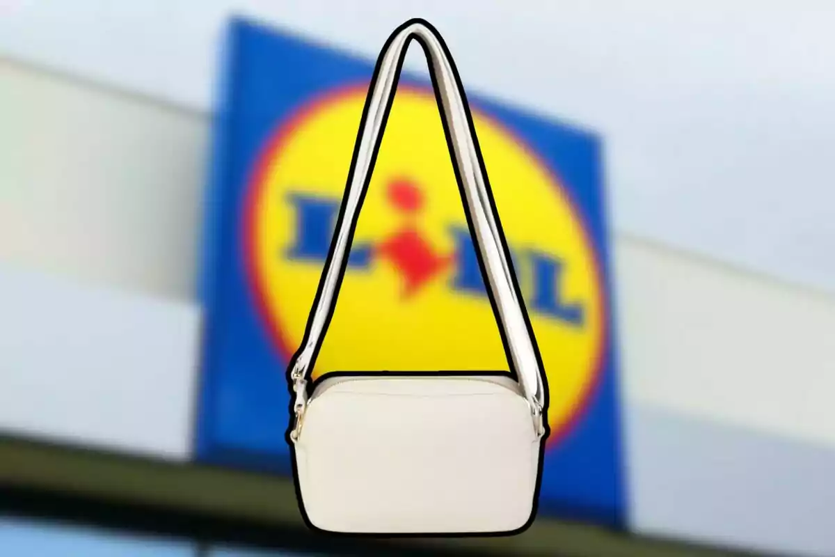 Un bolso blanc amb corretges negres es mostra davant d'un fons borros amb un logotip circular blau i groc. Un bolso blanc amb corretges negres es mostra davant d'un fons borros amb un logotip circular blau i groc.