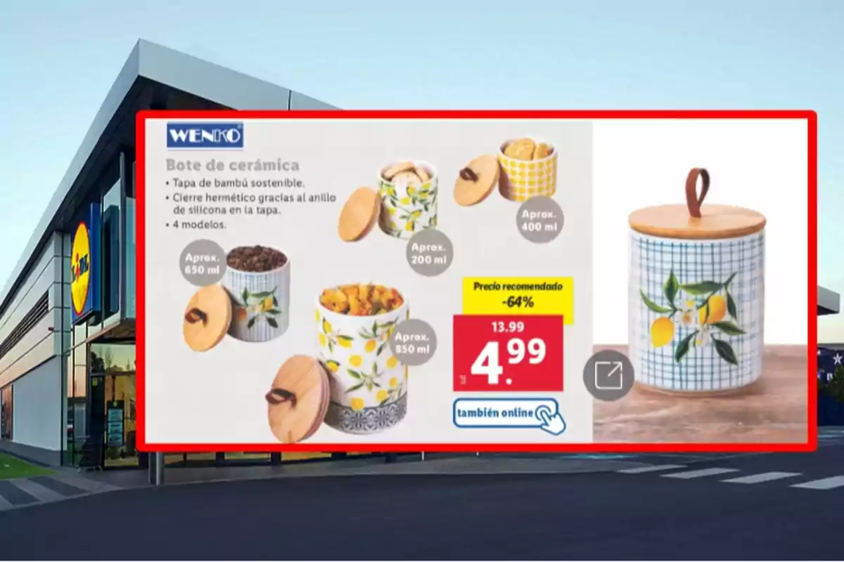 Promoció de pots de ceràmica amb tapa de bambú sostenible i tancament hermètic, disponibles en quatre models amb capacitats de 200 ml, 400 ml, 650 ml i 850 ml, amb un preu reduït de 13,99 a 4,99 euros, també disponible en línia, en un cartell publicitari davant d'una botiga. Promoció de pots de ceràmica amb tapa de bambú sostenible i tancament hermètic, disponibles en quatre models amb capacitats de 200 ml, 400 ml, 650 ml i 850 ml, amb un preu reduït de 13,99 a 4,99 euros, també disponible en línia, en un cartell publicitari davant d'una botiga.