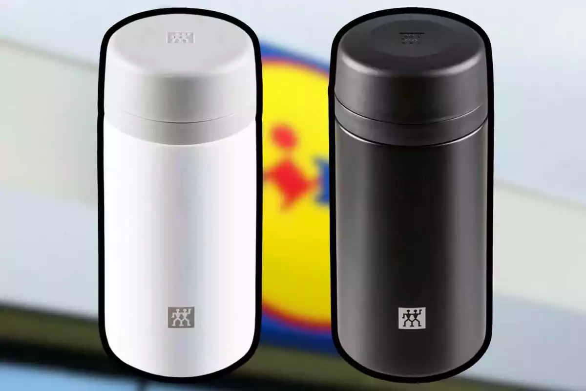 Dos termos d'acer inoxidable, un blanc i un altre negre, amb un logotip a la part inferior, sobre un fons desenfocat. Dos termos d'acer inoxidable, un blanc i un altre negre, amb un logotip a la part inferior, sobre un fons desenfocat.