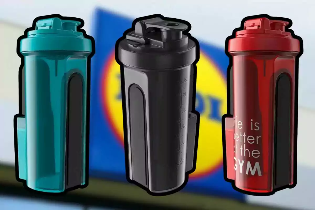 Tres ampolles dʻaigua de colors verd, negre i vermell amb un fons borrós dʻun logotip. Tres ampolles dʻaigua de colors verd, negre i vermell amb un fons borrós dʻun logotip.