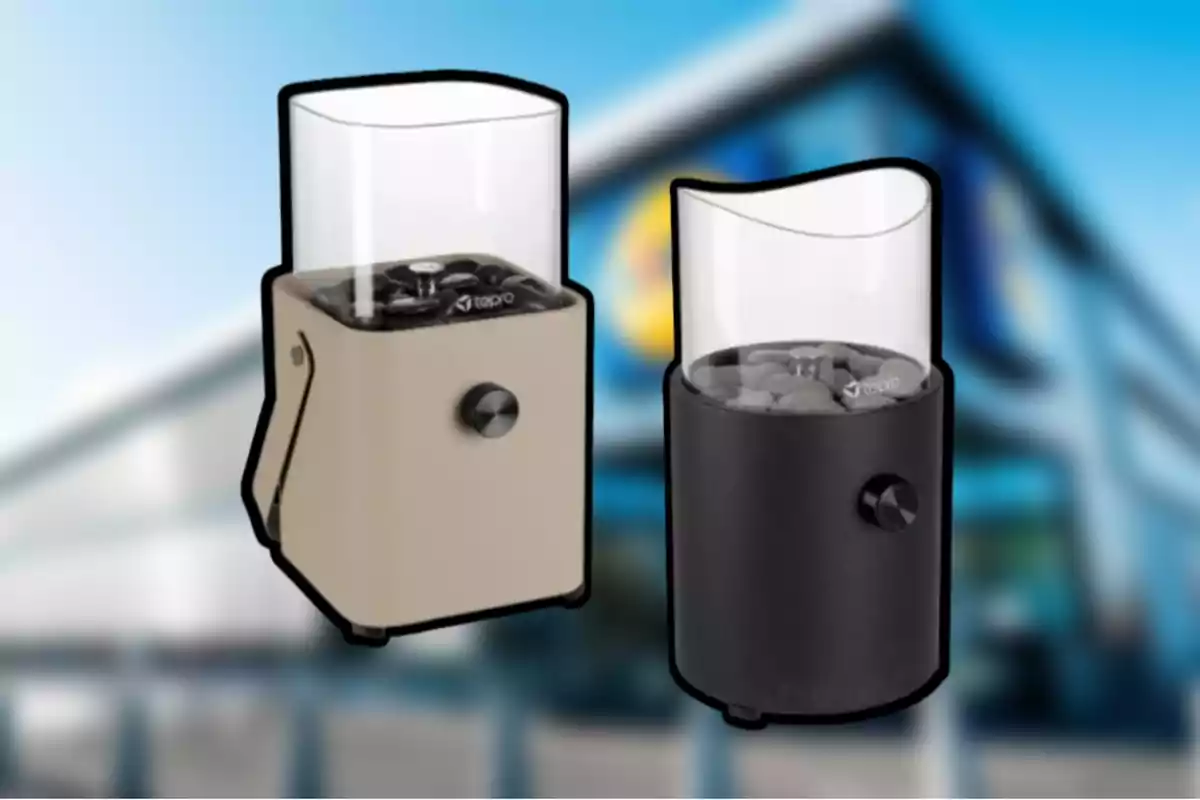 Dos dispensadors automàtics de pastilles en colors beix i negre amb un fons desenfocat d'un edifici. Dos dispensadors automàtics de pastilles en colors beix i negre amb un fons desenfocat d'un edifici.