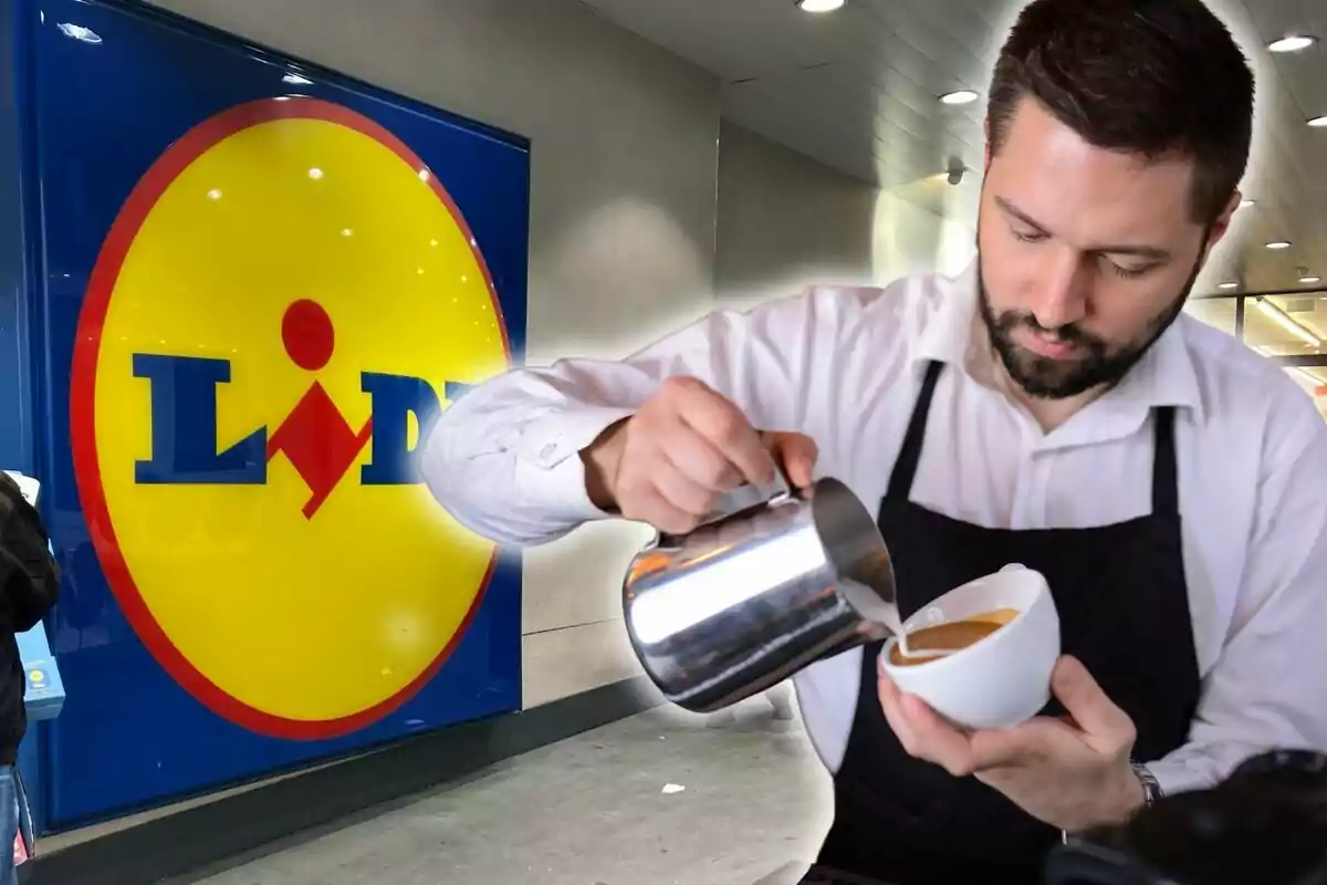 Un home amb davantal negre i camisa blanca està servint cafè amb llet en una tassa blanca davant d'un rètol gran de Lidl.