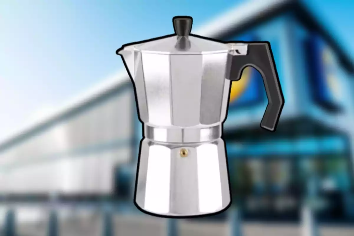 Cafetera italiana d’alumini amb un fons d’edifici desenfocat Cafetera italiana d’alumini amb un fons d’edifici desenfocat